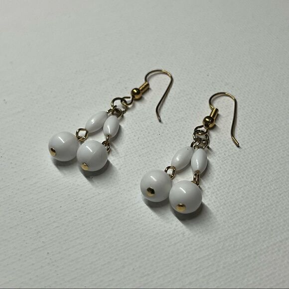 VintageβDemiβParureβWhiteβBeadedβNecklaceΒ w/βMatchingβHookβEarrings - Picture 8 of 11